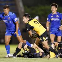 Suntory Sungoliath captain Yutaka Nagare prepares to pass the ball during Friday\'s match against the NTT Communications Shining Arcs at Prince Chichibu Memorial Rugby Ground. Suntory won 20-18. | KYODO