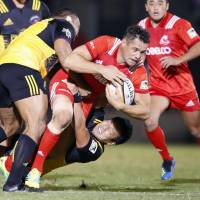 Steelers newcomer Dan Carter carries the ball against Suntory Sungoliath on Friday at Prince Chichibu Memorial Rugby Ground. Carter scored 21 points in Kobe Kobelco\'s 36-20 win over Suntory. | KYODO