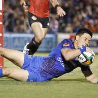 Panasonic\'s Akihito Yamada scores a try against Toshiba during the first half on Saturday. | KYODO