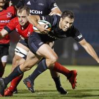 Ricoh\'s Tim Bateman scores a try against Canon on Friday night at Prince Chichibu Memorial Rugby Ground. The Black Rams defeated the Eagles 21-17. | KYODO