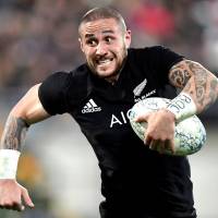 New Zealand\'s T.J. Perenara runs with the ball during a Rugby Championship game against South Africa in Wellington on Sept. 15. | REUTERS