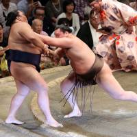 Yokozuna Hakuho defeats Mitakeumi on the ninth day of the Autumn Basho on Monday at Ryogoku Kokugikan. | NIKKAN SPORTS