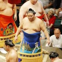 Mitakeumi wears his kesho mawashi during Monday\'s ring-entrance ceremony at the Autumn Basho. | NIKKAN SPORTS