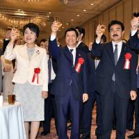 Vietnamese Ambassador Nguyen Quoc Cuong (center) poses for a photo with Justice Minister Yoko Kamikawa (left) and State Minister for Foreign Affairs Masahisa Sato (right) at a reception to celebrate Vietnmese national day at Meiji Kinenkan in Tokyo on Aug. 31. | YOSHIAKI MIURA