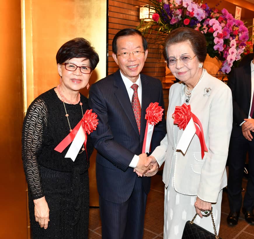 Representative of Taipei Economic and Cultural Representative Office in Japan Frank C.T. Hsieh (center) and his wife, Fang-Chih Hsieh Yu (left), welcome Yoko Abe (right), Prime Minister Shinzo Abe