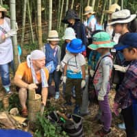 Alexandre Gerard teaches children how to cut bamboo to be used for flowing sōmen (wheat noodles) in Yokohama. | TABICA