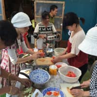 A Tabica host offers lessons on making Indian curry in Yokohama using a variety of spices from India. | TABICA