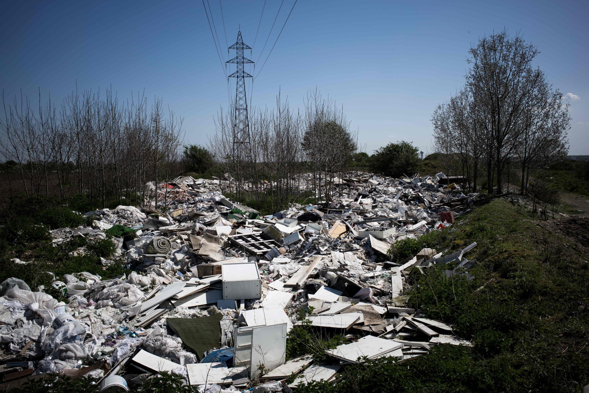 An open air dump is seen in April in the plain of Triel and Carrières at Carrières-sous-Poissy some 30 km northwest of Paris. | AFP-JIJI