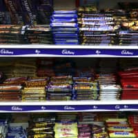 Chocolate confectionary bars are displayed for sale at a store in London in 2013. Chinese internet giant Alibaba has helped Mars Inc. create a new Snickers candy bar that incorporates Sichuan peppercorn, based on its vast trove of shoppers\' data. | BLOOMBERG