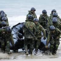 The Ground Self-Defense Force\'s amphibious troop unit conducts its first joint exercise in Japan with U.S. Marines on Sunday on the island of Tanegashima in  Kagoshima Prefecture, as part of joint training for operations to retake control of an enemy-held remote island. | KYODO