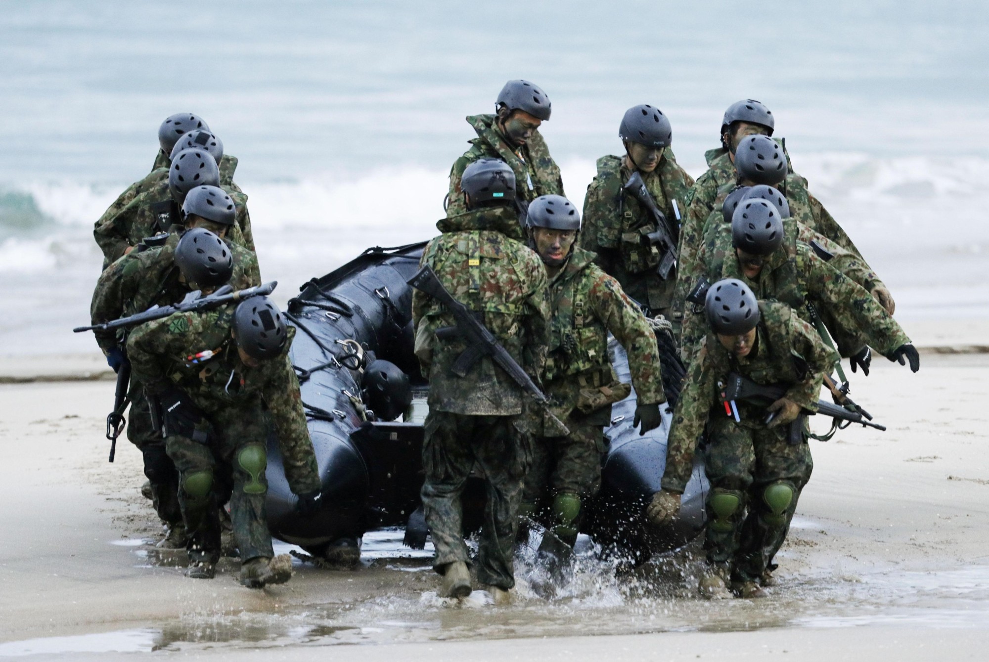 Marines share amphibious training, history with Singapore guardsmen