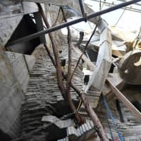 The unfinished Arimaston Building in Tokyo\'s Minato Ward is being assembled from 70-cm blocks of concrete made with domestically sourced cement, sand and gravel. Various objects have been used to imprint the molds, giving each slab its own character and texture. | YOSHIAKI MIURA