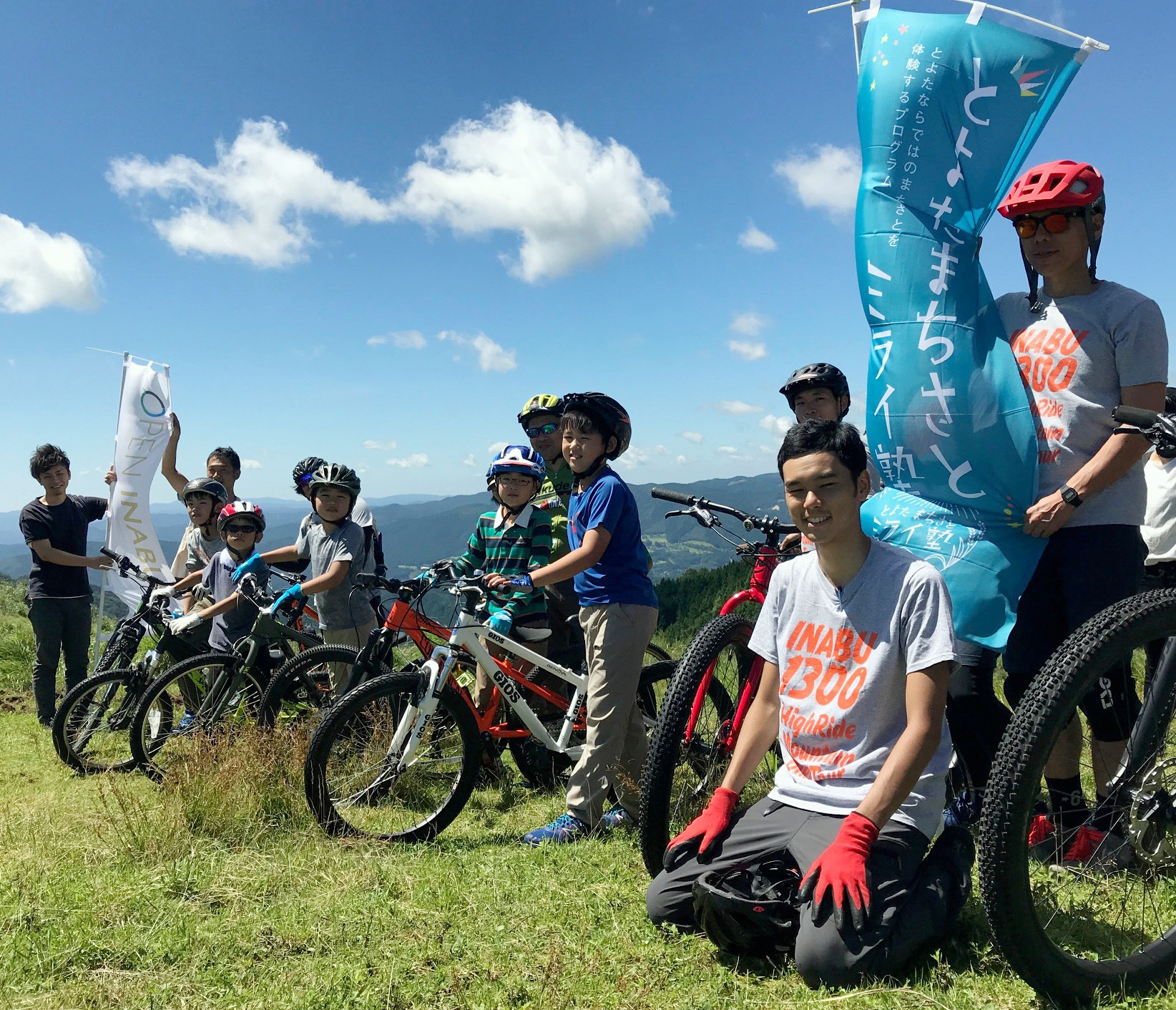 Hayate Endo (second from right) works as a mountain biking course guide for elementary school children in the Inabu district of Toyota, Aichi Prefecture, in August. | CHUNICHI SHIMBUN