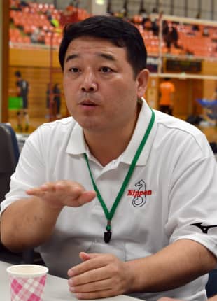 Naoki Kurano, a board member of the Japanese Federation of the Deaf, explains the significance of bringing the Deaflympics to Japan using sign language on Sept. 23 in Fukaya, Saitama Prefecture.