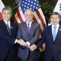 Defense Minister Takeshi Iwaya (from left to right), U.S. Defense Secretary Jim Mattis and South Korean Defense Minister Jeong Kyeong-doo in Singapore on Friday | KYODO