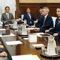 Members of the Lower House Steering Committee meet Wednesday to discuss the schedule for an extraordinary Diet session. | KYODO