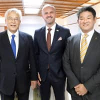 Sumio Kusaka (left), Japan\'s ambassador to Australia; Andrew Barr, chief minister of the Australian Capital Territory; and Nara Mayor Gen Nakagawa celebrate the 25th anniversary of the sister-city relationship between Canberra and Nara on Thursday in Canberra. | KYODO
