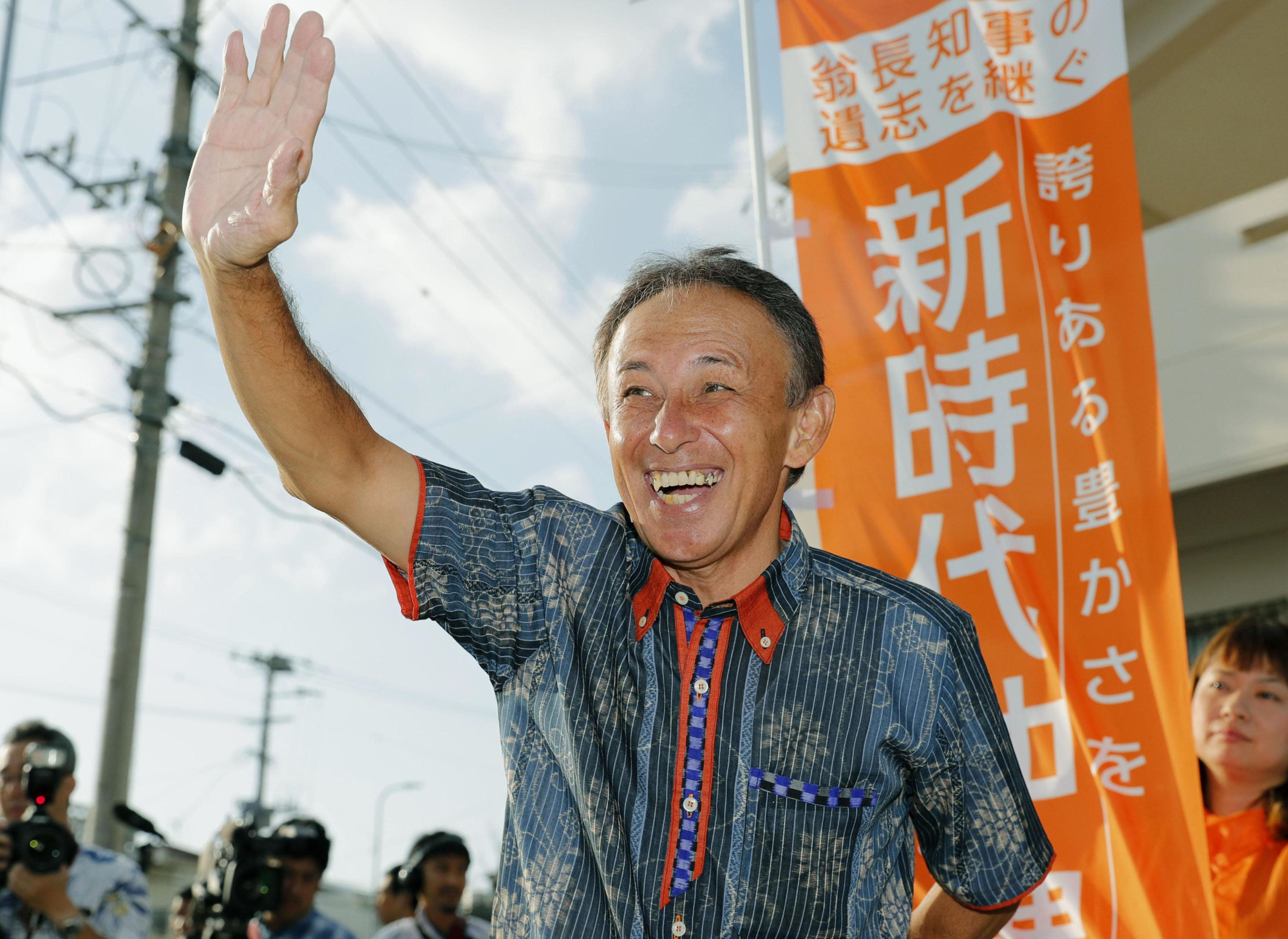New Okinawa Gov. Denny Tamaki thanks voters Monday morning in the city of Okinawa, a day after winning the gubernatorial election. | KYODO