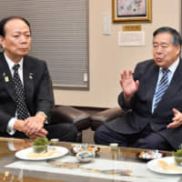 Gaku Sakumoto (right), who leads the Okinawa Awamori Distillers Association, Takeo Koizumi (center), professor emeritus of the Tokyo University of Agriculture, and Katsunobu Shingaki of the Awamori Meister Association speak about awamori at The Okinawa Times building on Sept. 19. | THE OKINAWA TIMES