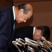 Showa University President Ryohei Koide (left) and Dean of the School of Medicine Yoshio Ogawa attend a news conference at Showa University in Shinagawa Ward, Tokyo, on Monday over improper admissions practices at its medical school. | SATOKO KAWASAKI.