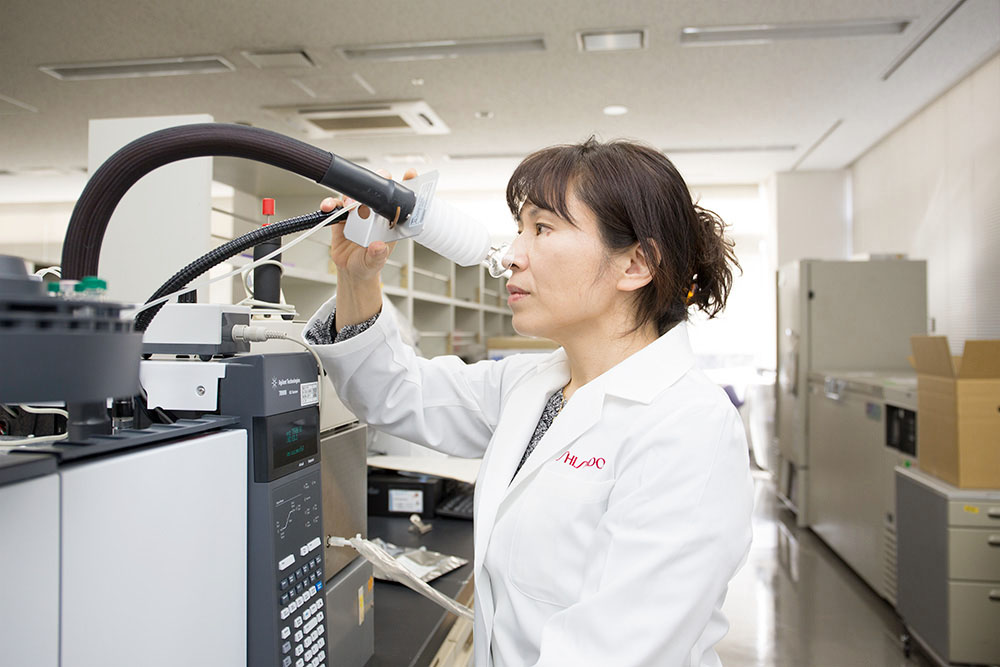 A Shiseido Co. researcher conducts an experiment to identify the smell of stress. | SHISEIDO / VIA KYODO