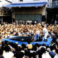A scene from the 1980s shows a whale dissection performance held in Higashisonogi, Nagasaki Prefecture. | THE WHALE LABORATORY / VIA KYODO