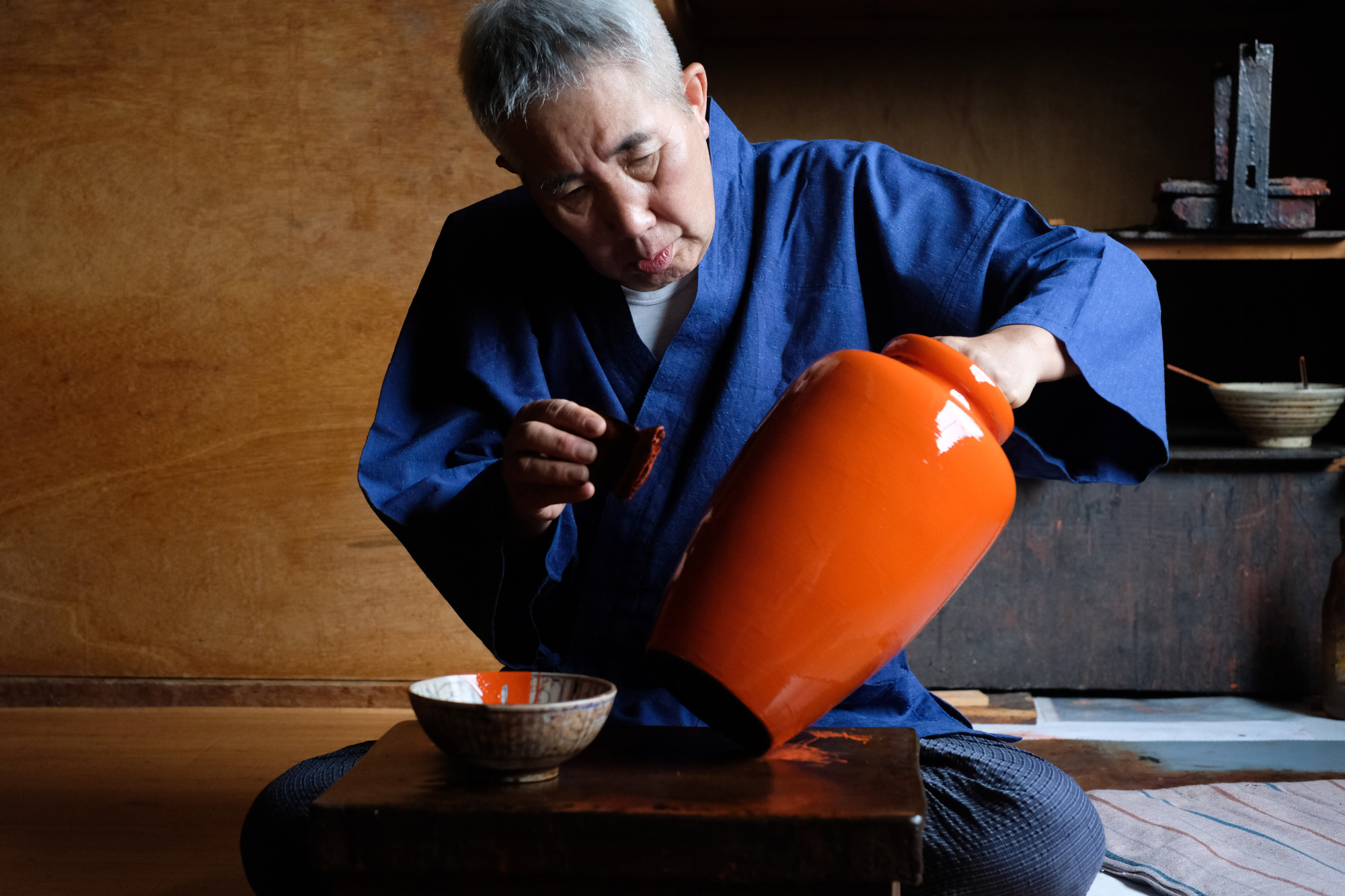 Toshifumi Tanioka applies lacquer to a vessel at Tanioka Shitsugei in Kuroe, Wakayama Prefecture. | LANCE HENDERSTEIN