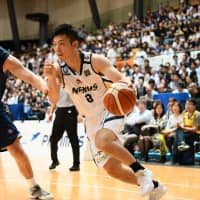 Gunma\'s Keita Shinkawa dribbles the ball in the third quarter of Friday\'s game against the Earthfriends at Ota City General Gymnasium. The Crane Thunders beat Tokyo 76-68. | B. LEAGUE