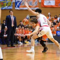 Albirex guard Kei Igarashi tries to dribble past the Northern Happinets\' Ryosuke Shirahama in second-quarter action on Thursday in Niigata. Niigata topped Akita 84-74. | B. LEAGUE