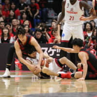 Alvark\'s Joji Takeuchi tries to wrestle the ball away from Ryusei Shinoyama of the Brave Thunders during their B. League first division game on Sunday in Tachikawa. | B. LEAGUE