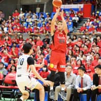 Grouses swingman Yuto Otsuka takes a fourth-quarter jump shot against the B-Corsairs on Sunday afternoon in Toyama. Otsuka scored 19 points in Toyama\'s 101-77 victory over Yokohama. | B. LEAGUE