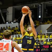 Tochigi\'s Seiji Ikaruga shoots a second-quarter jumper over Toyama\'s Yuto Otsuka on Friday night at Brex Arena Utsunomiya. The Brex defeated the Grouses 104-84. | B. LEAGUE
