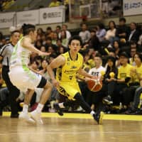 Hokkaido\'s Yoshitake Matsushima (left) guards Shibuya\'s Takashi Ito in first-half action on Sunday. | B. LEAGUE