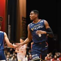 B-Corsairs forward Amanze Egekeze, seen during Wednesday\'s game at Yokohama Cultural Gymnasium, is averaging 17.8 points and 7.3 rebounds per game. | B. LEAGUE
