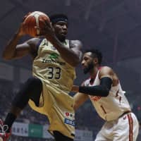 Ryukyu forward Ira Brown grabs a rebound in the first quarter of Friday night\'s game against Kawasaki in Okinawa City. The Golden Kings beat the Brave Thunders 68-60. | B. LEAGUE