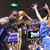 Mikawa\'s James Southerland shoots the ball in the second quarter against Shiga on Tuesday night.  The SeaHorses defeated the Lakestars 78-75. | B. LEAGUE