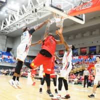 Toyama big man Joshua Smith (in red) commanded major defensive attention throughout the two-game series, including a 25-point outing on Sunday. | B. LEAGUE