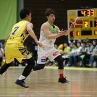 Levanga guard Asahi Tajima passes the ball in the second quarter as Sunrockers guard Takashi Ito defends on Sunday at Aoyama Gakuin University Memorial Hall. Hokkaido defeated Shibuya 76-57. | B.LEAGUE
