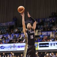 SeaHorses guard Keijuro Matsui shoots a jumper in the second quarter of Tuesday\'s game against the Lakestars in Otsu, Shiga Prefecture. | B. LEAGUE