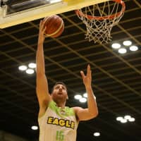 Levanga forward Marc Trasolini shoots a layup in the third quarter on Sunday. | B. LEAGUE