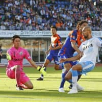 Jubilo striker Kengo Kawamata (right) attempts to score against V-Varen goalkeeper Takuya Masuda on Sunday in the first half of a J. League first division match in Nagasaki. The game ended in a scoreless draw. | KYODO