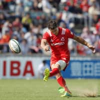 Kobe Steel\'s Dan Carter kicked seven conversions in the Steelers\' 66-37 Top League victory over the Toyota Industries Shuttles on Saturday. | KYODO