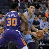 Grizzlies forward Yuta Watanabe (right) controls the ball against Suns guard Troy Daniels on Saturday in Memphis, Tennessee. | AP