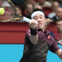 Kei Nishikori returns the ball against opponent Kevin Anderson during Sunday\'s Erste Bank Open final in Vienna. | KYODO
