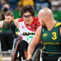Japan\'s Daisuke Ikezaki (left) carries the ball against Australia during the 2016 Paralympics in Rio de Janeiro. | KYODO