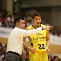 Tsutomu Isa (left), seen instructing Sunrockers Shibuya guard Tomoya Hasegawa during Wednesday\'s game against the Alvark Tokyo, was promoted to head coach on Friday. Isa replaces Geoffrey Katsuhisa. | B. LEAGUE