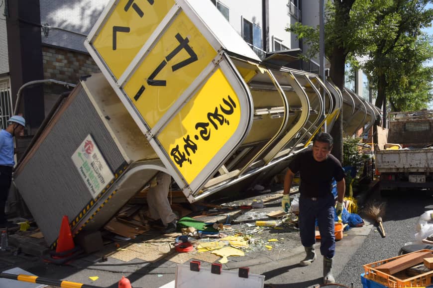 A noodle and curry shop was toppled in Tokyo