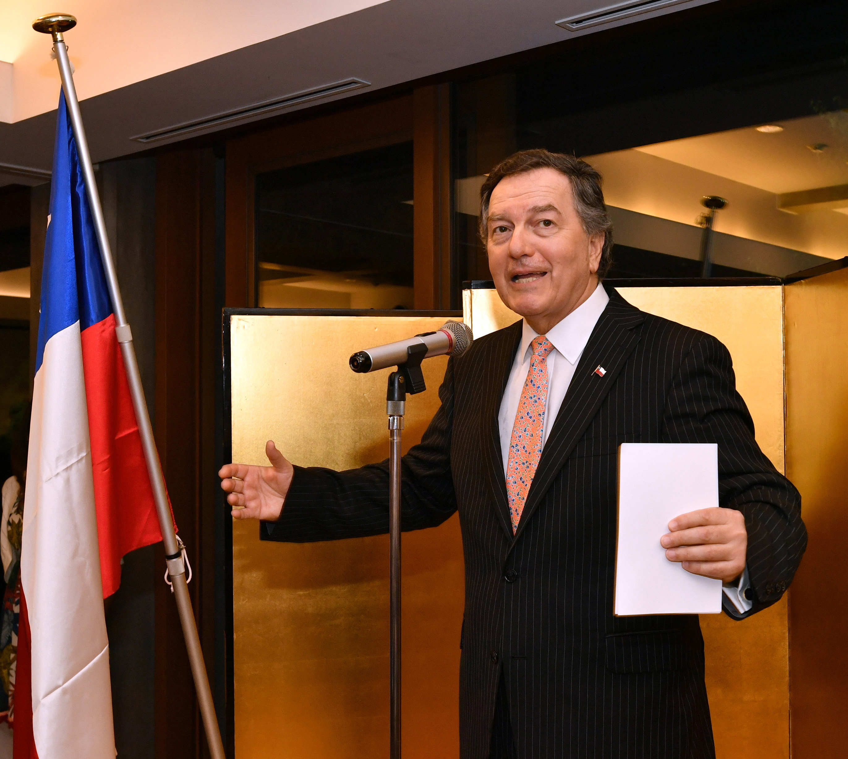 Chilean Foreign Minister Roberto Ampuero Espinoza speaks at a reception to celebrate Chile's   independence day at International House of Japan on Sept. 17. |  YOSHIAKI MIURA