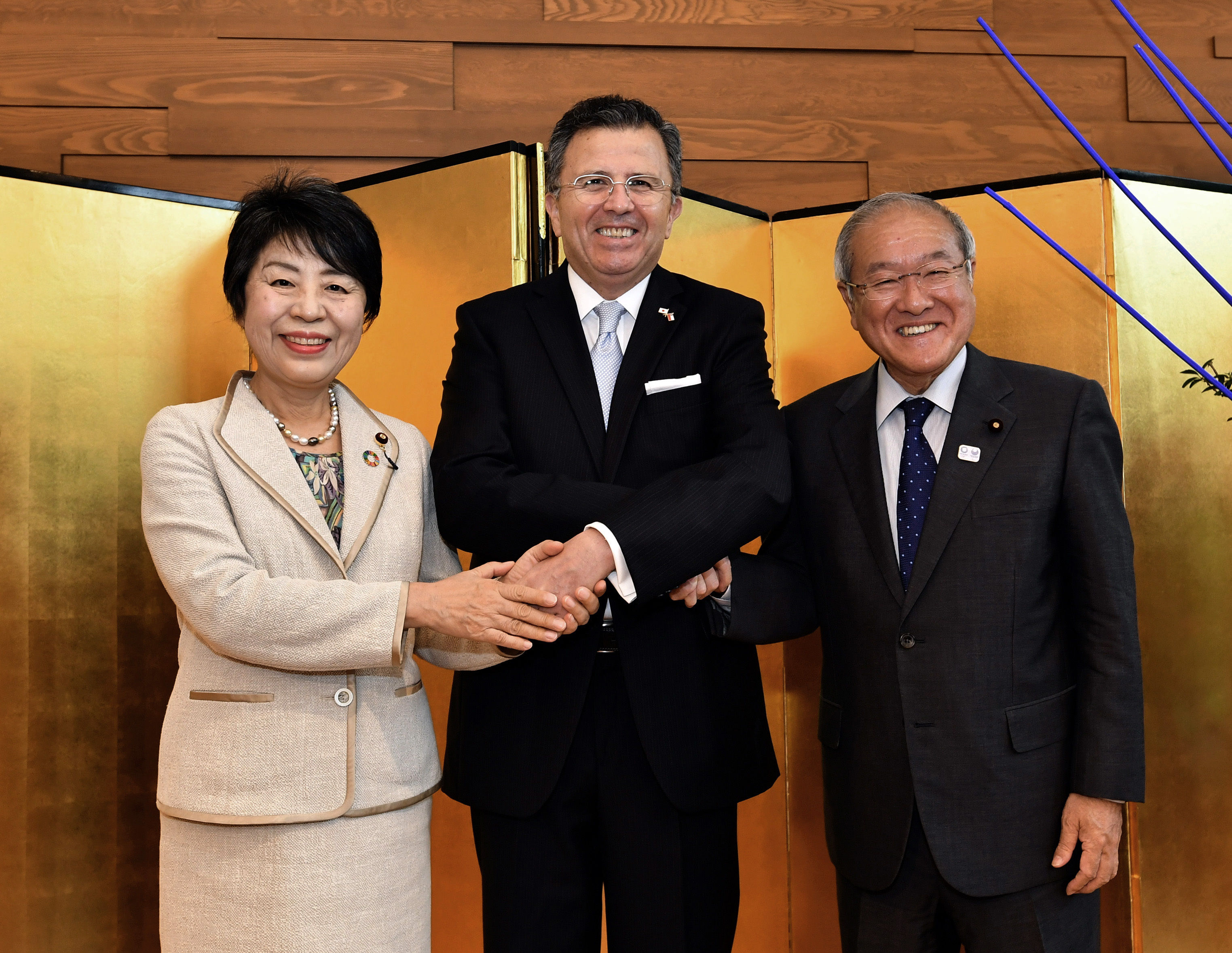 Chilean Ambassador Gustavo Ayares (center) poses for a photo with Justice Minister Yoko Kamikawa (left) and the minister in charge of the Tokyo Olympic and Paralympic Games, Shunichi Suzuki, during a reception to celebrate Chile's independence day on Sept. 21. |  YOSHIAKI MIURA