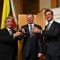 Saulius Skvernelis (center), prime minister of Lithuania, joins Hirofumi Nakasone (left), chairman of the Japan-Lithuania Friendship Diet Member\'s League, and Gediminas Varvuolis (right), Lithuanian ambassador to Japan, during a reception to celebrate the centenary of the restoration of the State of Lithuania at Hotel Okura on Oct. 9. | YOSHIAKI MIURA